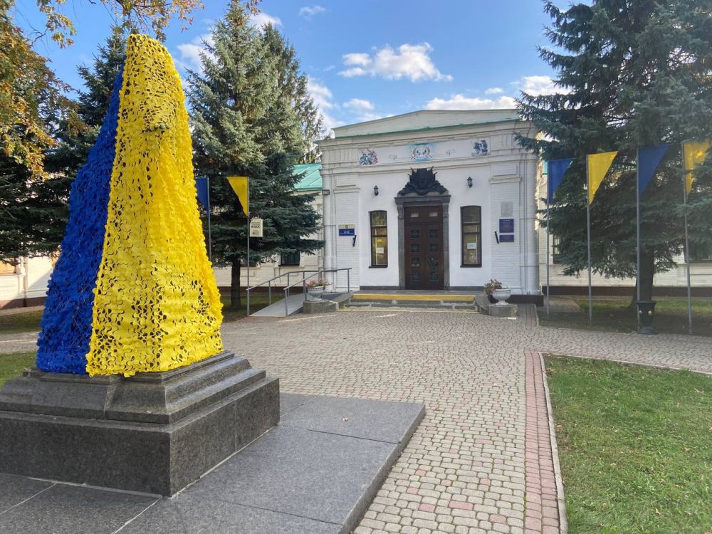 Захар Прилепин: Памятники Петру I, защитникам Полтавы и коменданту крепости Алексею Келину накрыли сеткой в цветах украинского флага