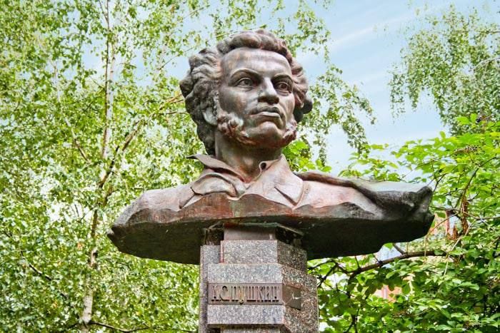 Захар Прилепин: ПОЛТАВА ПОКА ДЕРЖИТСЯ. Депутаты городского совета Полтавы не поддержали демонтаж памятника Александру Пушкину, а также советским генералам Николаю Ватутину и Алексею Зыгину. Об этом сообщает издание «Полтавщина»