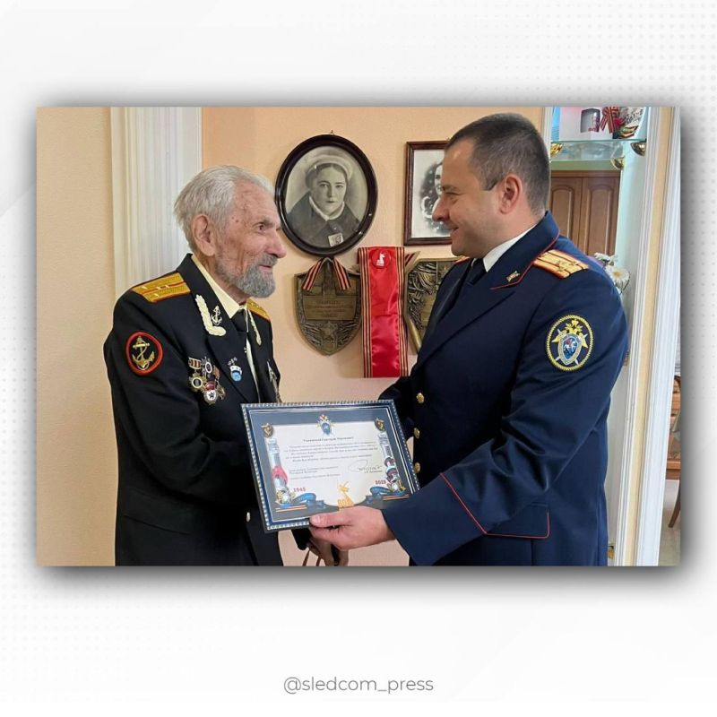 Сотрудники следственного управления СК России по Ставропольскому краю вручили ветерану Великой Отечественной войны памятную медаль