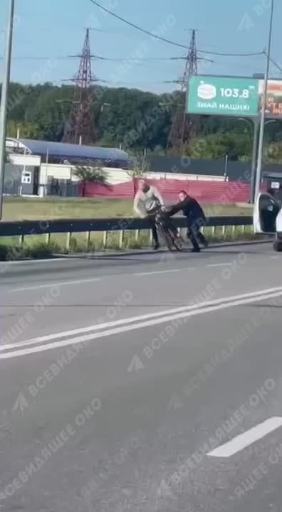 Обстановка в Полтаве. Сотрудники ТЦК пытаются уберечь добровольца, который рвется на войну, потому что у ВСУ и так сильная армия