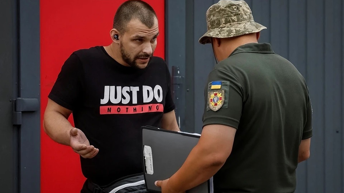 В украинском Кременчуге мужчина открыл стрельбу в военкомате, двое ранены