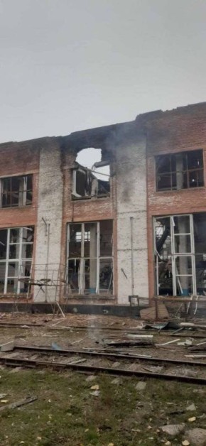 Результат ударов ВС РФ по локомотивному депо в н.п. Гребенка Полтавской области