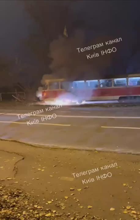 В Киеве из-за резкого скачка напряжения загорелся трамвай