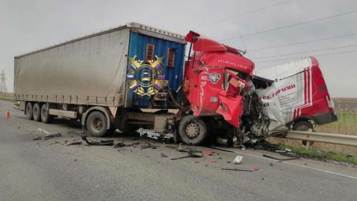 Лоб в лоб: два человека погибли в ДТП с грузовиком и фургоном на Кубани