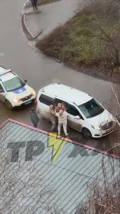 В Полтаве нога военкома попала под автомобиль ТЦК во время борьбы с гражданскими - у него перелом