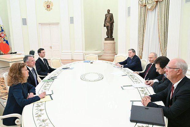 «Царьград»: Статуи четырех императоров заметили на встрече Путина и Уиткоффа