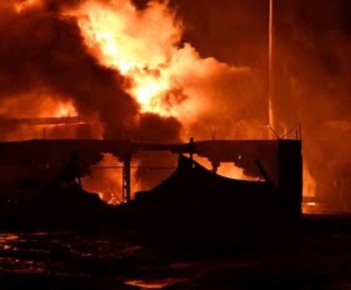 Тушение пожаров на объектах энергетики в Кременчуге после комбинированного удара сегодня ночью