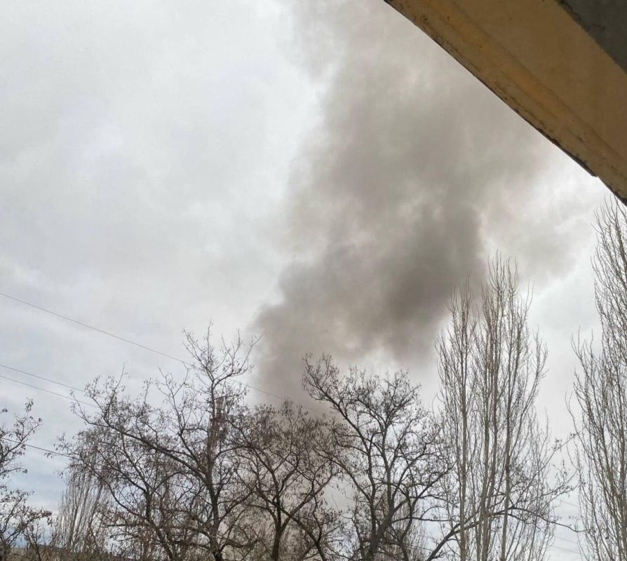 В Кременчуге над местом удара поднимается густой дым