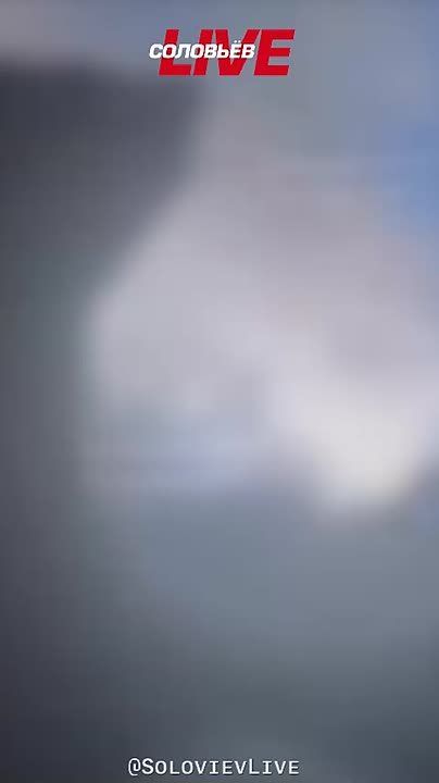 Мониторинговые каналы сообщают, что в небе над Украиной более 50 БПЛА, идущих курсом на Киев