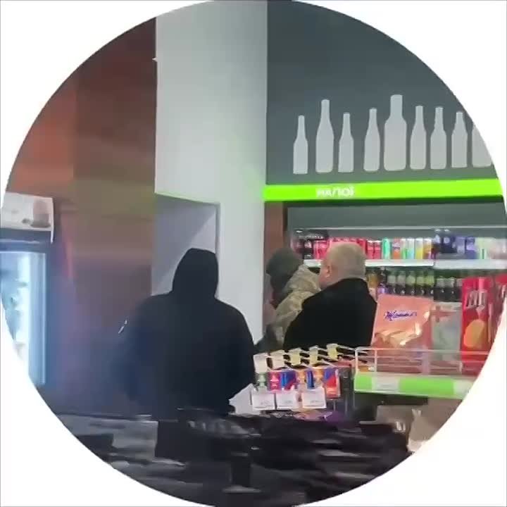 ТЦКшники мобилизовали жителя Полтавы прямо из туалета на заправке, пишут украинские паблики