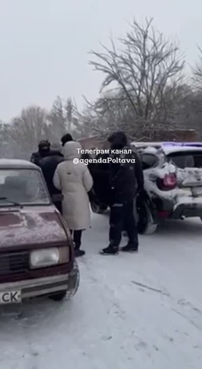Земобилизация в Полтаве: ТЦКшники-полицаи затолкали мужчину в автомобиль, несмотря на попытки женщины помешать этому
