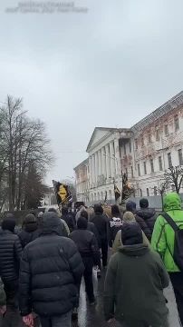 В Полтаве проводили двух 20-летних азовцев по всем нацистским традициям