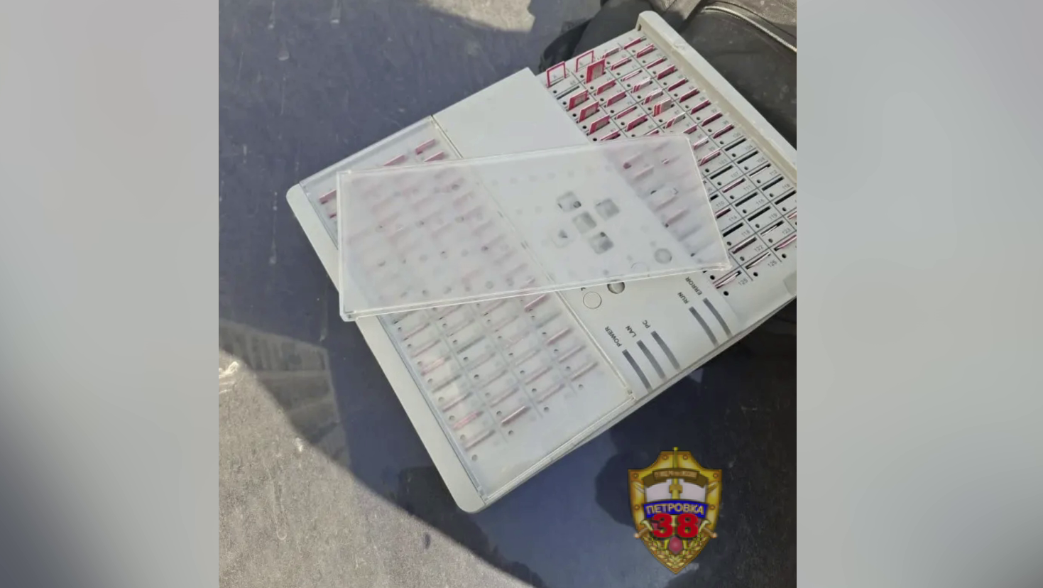 Полиция Москвы ликвидировала узел связи телефонных аферистов и изъяла сотни сим-карт и GSM-шлюз