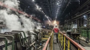 Украинская металлургия начинает останавливаться из-за блокировки портов
