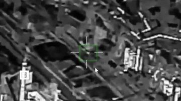 ВС РФ ударили беспилотниками "Герань-4" по украинским локомотивам и железнодорожным эшелонам, которые использовались для перевозки военных грузов, передает Минобороны России